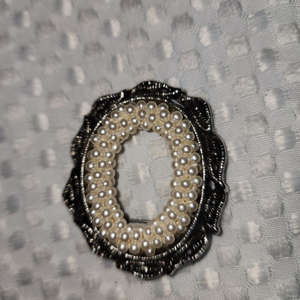 VINTAGE OVAL FAUX PEARL SILVERTONED BROOCH PIN